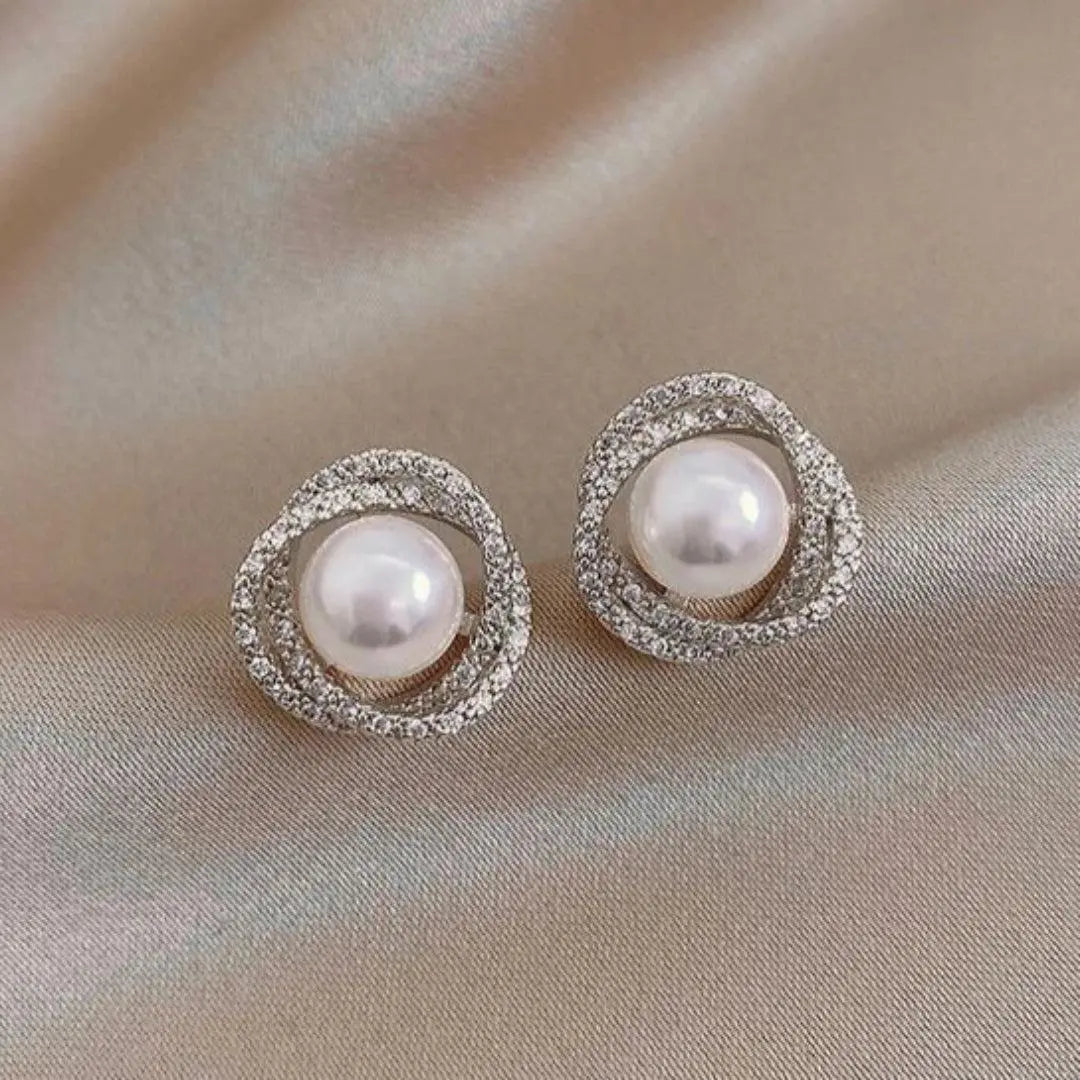 Sjajne spiralne naušnice s elegantnim biserima