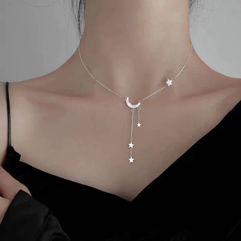 Elegantna srebrna ogrlica s mjesecom i zvijezdama