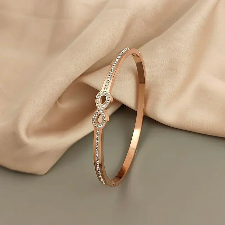 Rigid Infinity Armband s Ekskluzivnim Kristalima