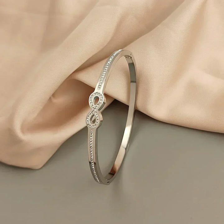 Rigid Infinity Armband s Ekskluzivnim Kristalima
