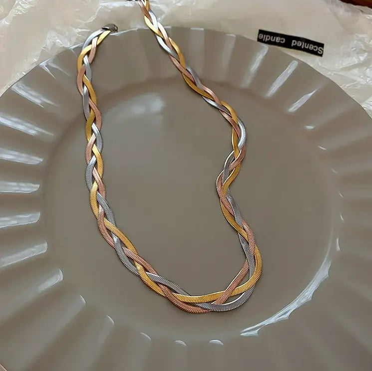 Elegantna zlatna i srebrna ogrlica