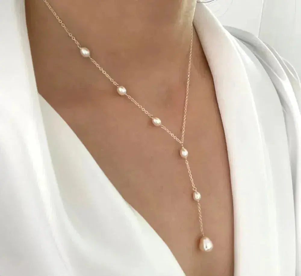 Elegantna vintage ogrlica s privjeskom i biserima